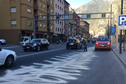 Un tractor vessa fluid hidràulic a l'avinguda Tarragona