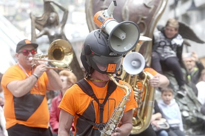 Les bandes del Saxfest omplen de ritme el carrer