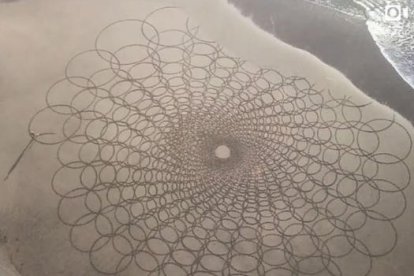 Obres d'art de sorra que s'esborren amb la marea