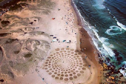 Obres d'art de sorra que s'esborren amb la marea
