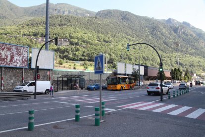 Un pas per creuar la CG-1 a la zona del Comunal venç un monument