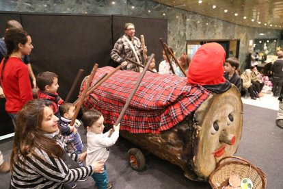Els infants lauredians fan cagar els seus regals al Tió