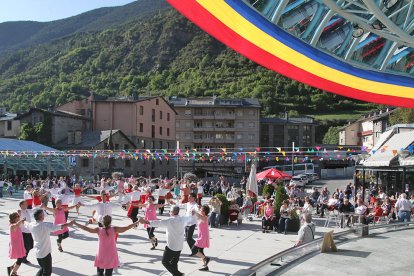 Un centenar de sardanistes mostres els dots de ball a Encamp