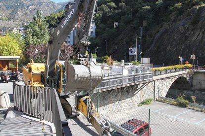 El cabal del riu impedeix iniciar l'obra del ràfting