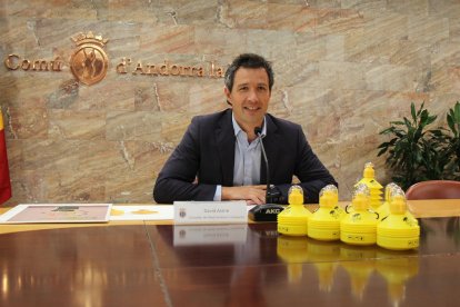 El comú obligarà els propietaris de gossos a ruixar les miccions