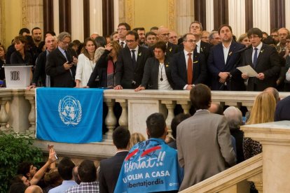 El Parlament declara la independència i aprova obrir