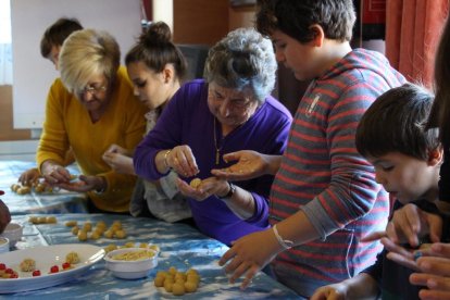 Padrins i infants d'Ordino elaboren panellets