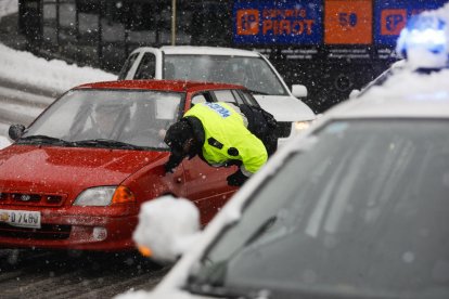 La policia controla els pneumàtics dels vehicles que pugen en direcció Canillo.