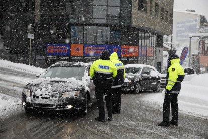 La policia controla els vehicles que pugen en direcció Canillo.