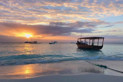 Ari Fenes, Zanzíbar.  Posta de sol que ens fa arribar des de la platja de Kendwa, a l'arxipèlag de Zanzíbar, situat al nord de Tanzània. Aquí conviuen turistes i pescadors.