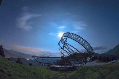 Isidre Bafino, Andorra. La lluna creixent a la 'Tempesta en una tassa de te' de Dennis Oppenheim. Captura feta al coll de la Botella, a la Massana, una nit d'agost