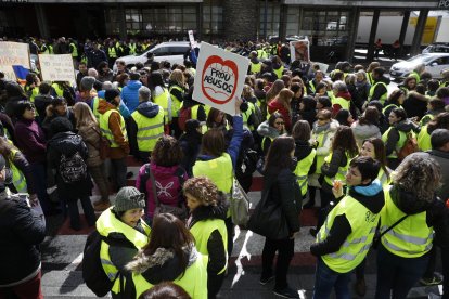 Desenes de funcionaris es concentren a la duana i provoquen talls puntuals