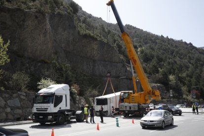 Un camió xoca contra un fanal a Sant Julià