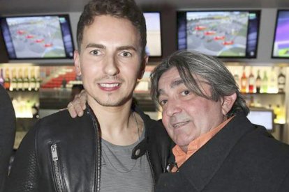 Alfonso Cuenca, en una foto amb el pilot de MotoGP Jorge Lorenzo.