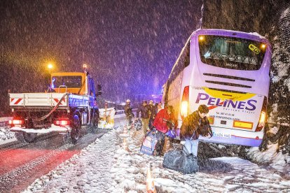 Atrapat per la neu un bus amb cinquanta nens