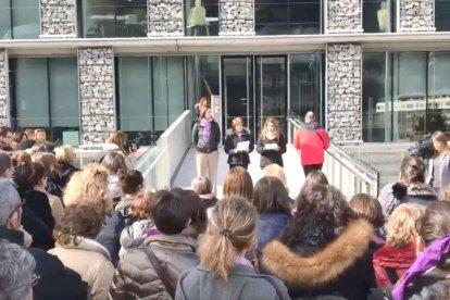 Un centenar de persones es concentren per reivindicar els drets de les dones