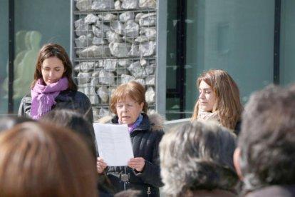 Un centenar de persones es concentren per reivindicar els drets de les dones