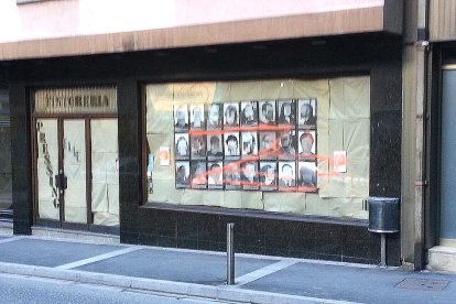 Retiren la mostra sobre presos polítics situada a un aparador d'Escaldes