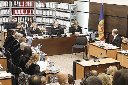 Les defenses segueixen estratègies diferents