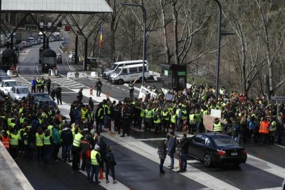 Desenes de funcionaris bloquegen la duana del riu Runer