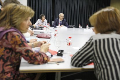 El TC tomba les transferències i avala la llei de competències