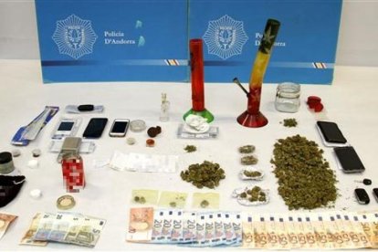 Detinguts tres joves per venda de marihuana
