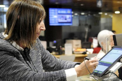 Eva descarrega a tràmits