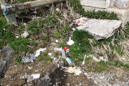 Denuncien brutícia i vandalisme al refugi del Pla de lesPedres