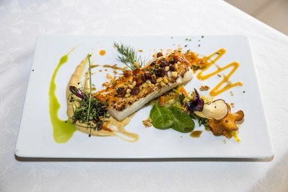 Llom de bacallà al vapor sobre puré de cigrons