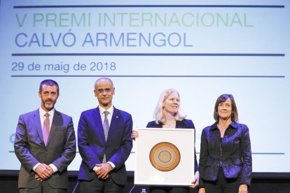 Melissa Dell recull el Premi Internacional Calvó Armengol