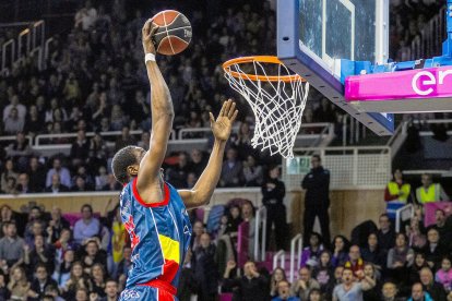 El MoraBanc venç el líder de la lliga ACB