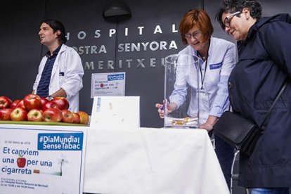 Activitat de sensibilització contra el tabac a la plaça de l'hospital