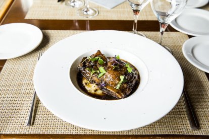 Galta de porc confitada al porto amb puré de trumfa d'Andorra