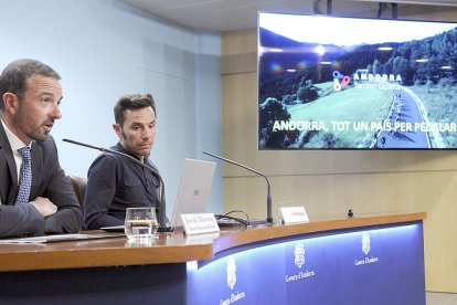 Els ciclistes podran pedalar en paral·lel i hauran de dur casc en vies interurbanes