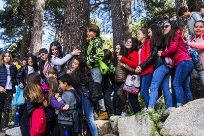Uns 200 infants netegen la zona d'Engolasters