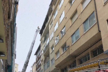 Un incendi en un pis al pas obliga a evacuar tot l'edifici