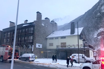 Un incendi en un pis al pas obliga a evacuar tot l'edifici