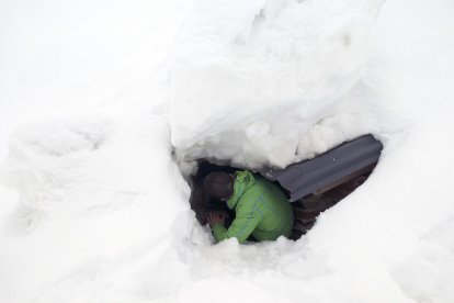 Una allau soterra el refugi del Pla de l'Estany