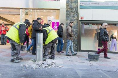 Retiren les papereres de l'avinguda Carlemany