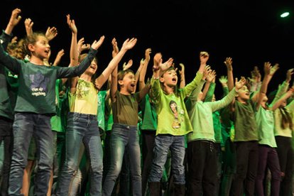 Més de 600 alumnes de l'Escola Andorrana canten per la pau