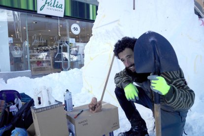 56 artistes treballen amb blocs de neu i gel al Pas de la Casa