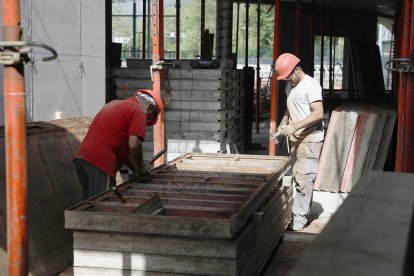 Espot obre la porta a reduir els anys d'experiència dels extracomunitaris