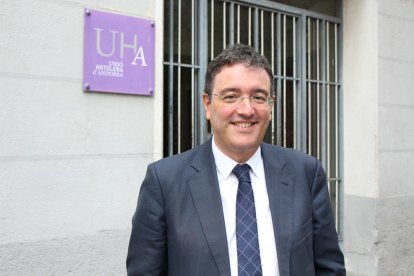 Espot obre la porta a reduir els anys d'experiència dels extracomunitaris