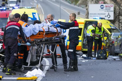 Dos motoristes resulten ferits de gravetat en un xoc frontal a Escaldes