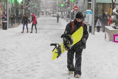Un 'surfer' puja l'avinguda Carlemany amb la seva taula