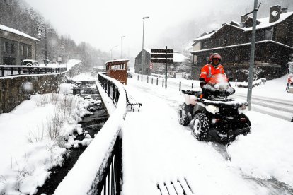 Tall per accedir a França per una allau i ús obligatori d'equipaments especials a tot el país