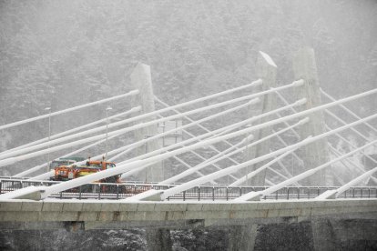 La neu obliga a circular amb equipaments especials a tot el país