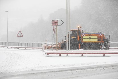 La neu obliga a circular amb equipaments especials a tot el país