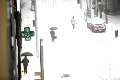 La neu obliga a circular amb equipaments especials a tot el país