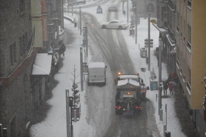La neu obliga a circular amb equipaments especials a tot el país